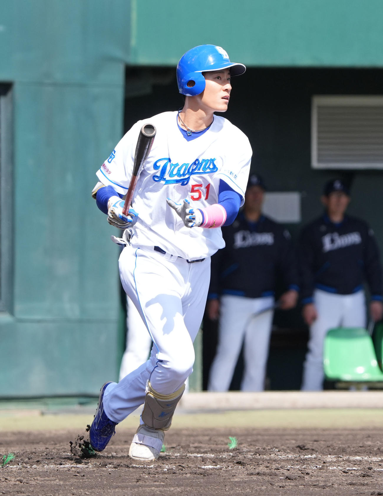 中日対西武　1回裏中日1死一塁、右越え2点本塁打を放つ上林（撮影・森本幸一）