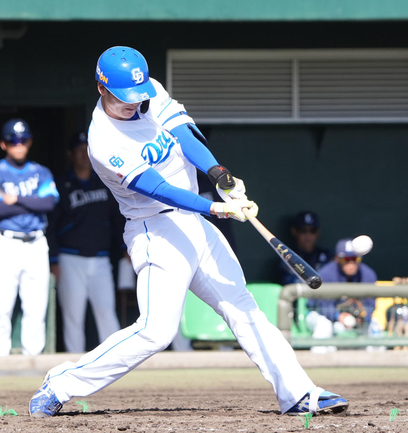 中日対西武　3回裏中日2死三塁、左越え2点本塁打を放つ石川昂（撮影・森本幸一）