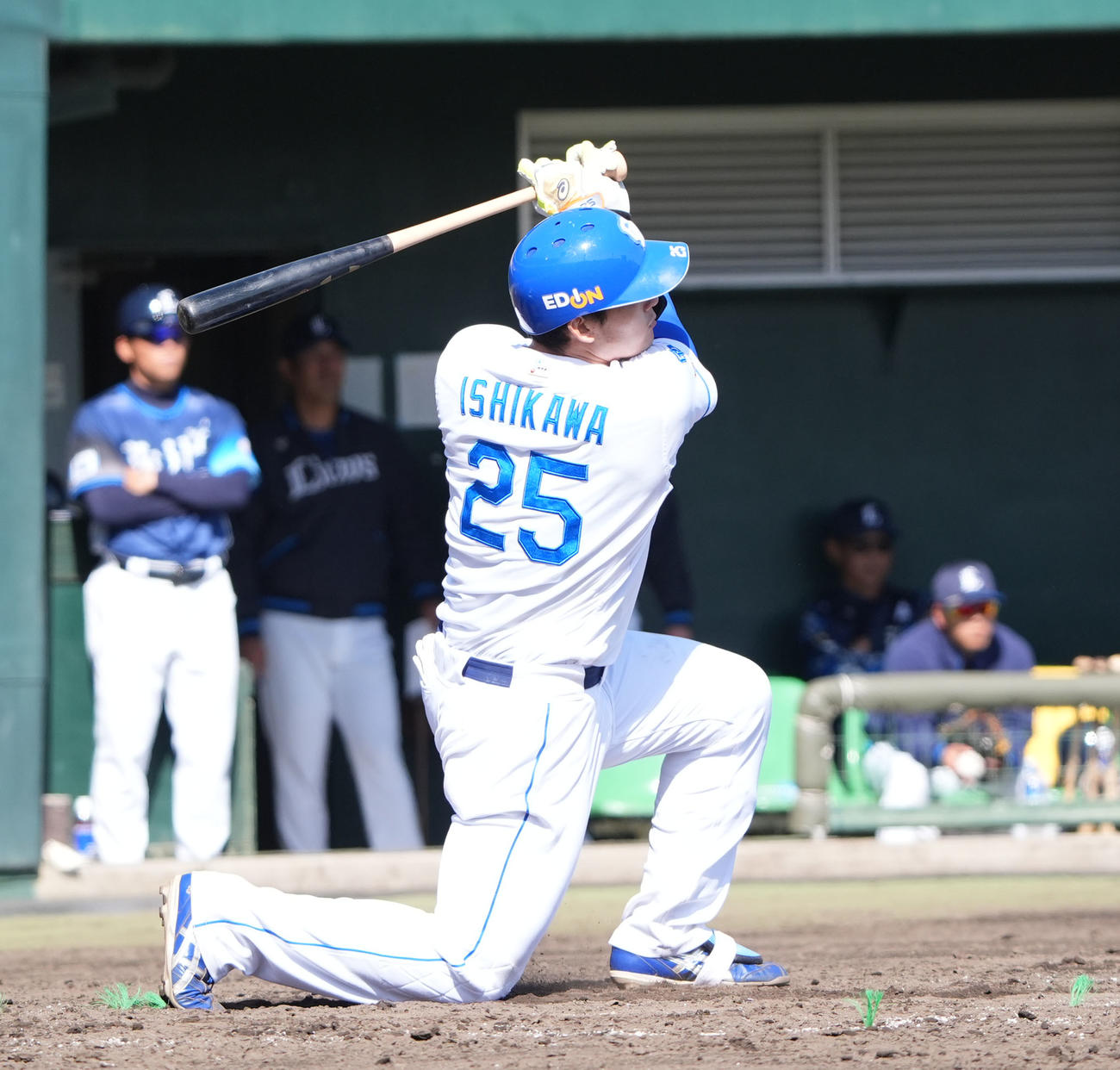 中日対西武　3回裏中日2死三塁、左越え2点本塁打を放つ石川昂（撮影・森本幸一）