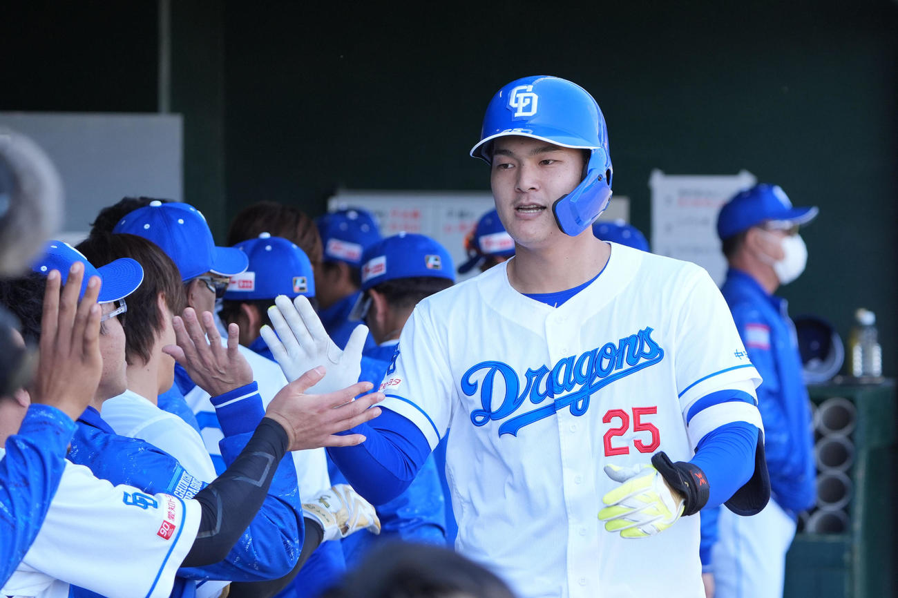 中日対西武　3回裏中日2死三塁、左越え2点本塁打を放ちナインとタッチを交わす石川昂（撮影・森本幸一）