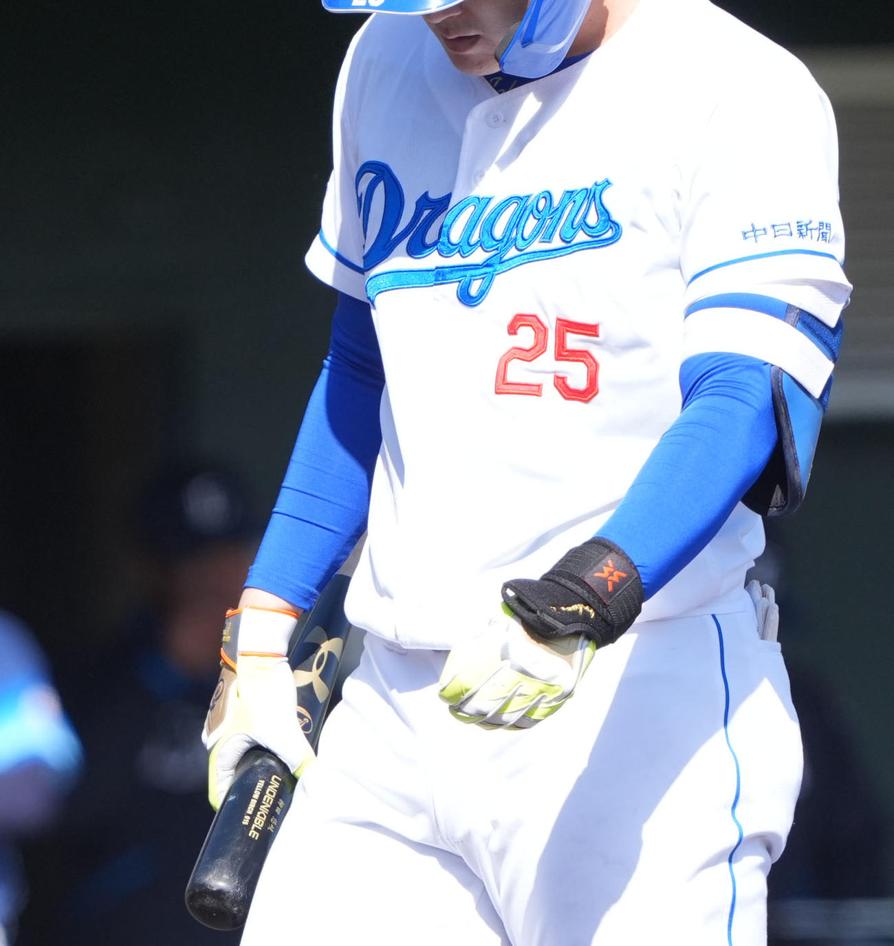 中日対西武　3回裏中日2死三塁、柳田モデルのバットを手に打席に入る石川昂（撮影・森本幸一）