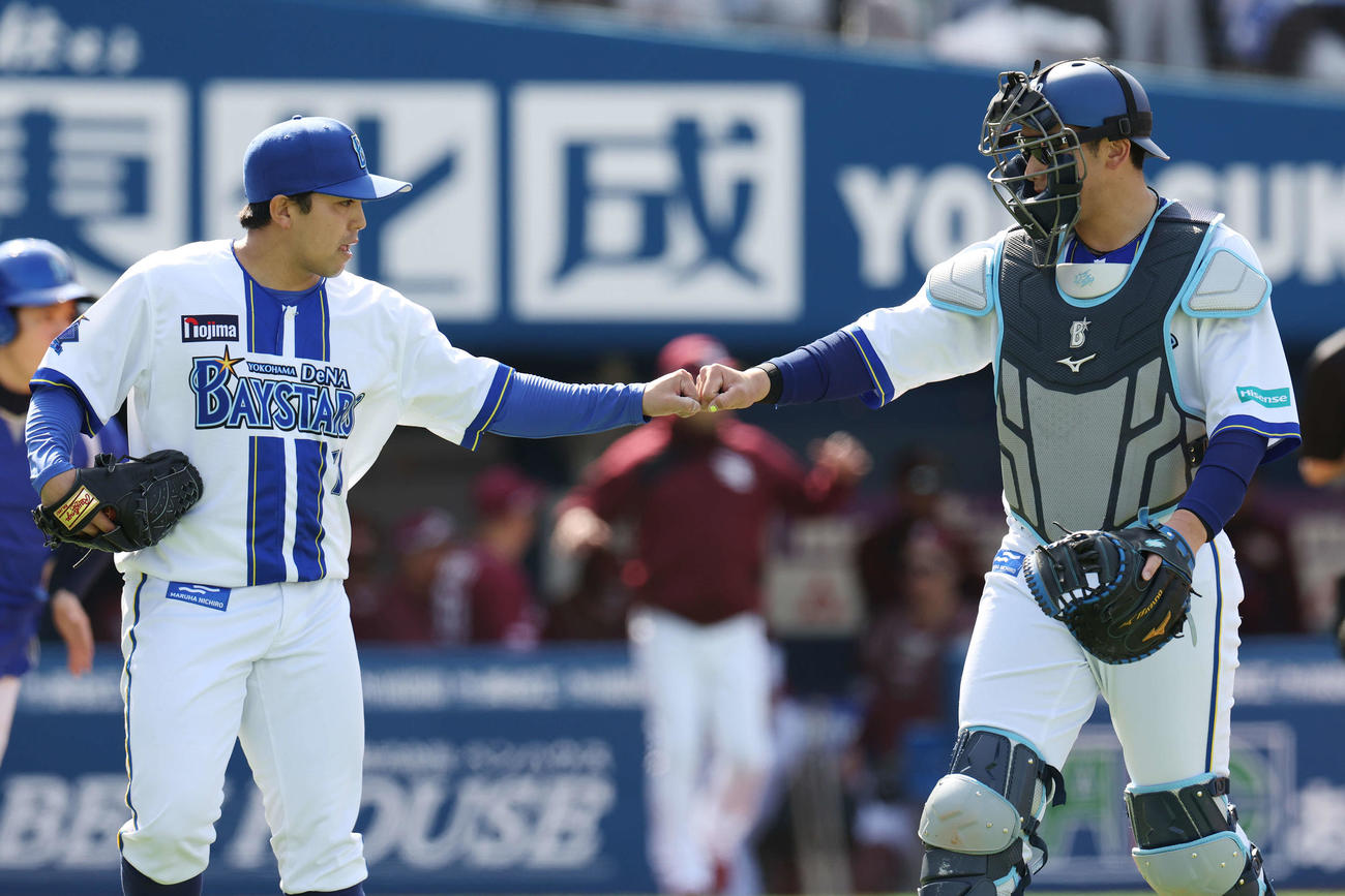 DeNA対楽天　3回表を無失点に抑えグータッチするDeNA東（左）と山本（撮影・宮地輝）