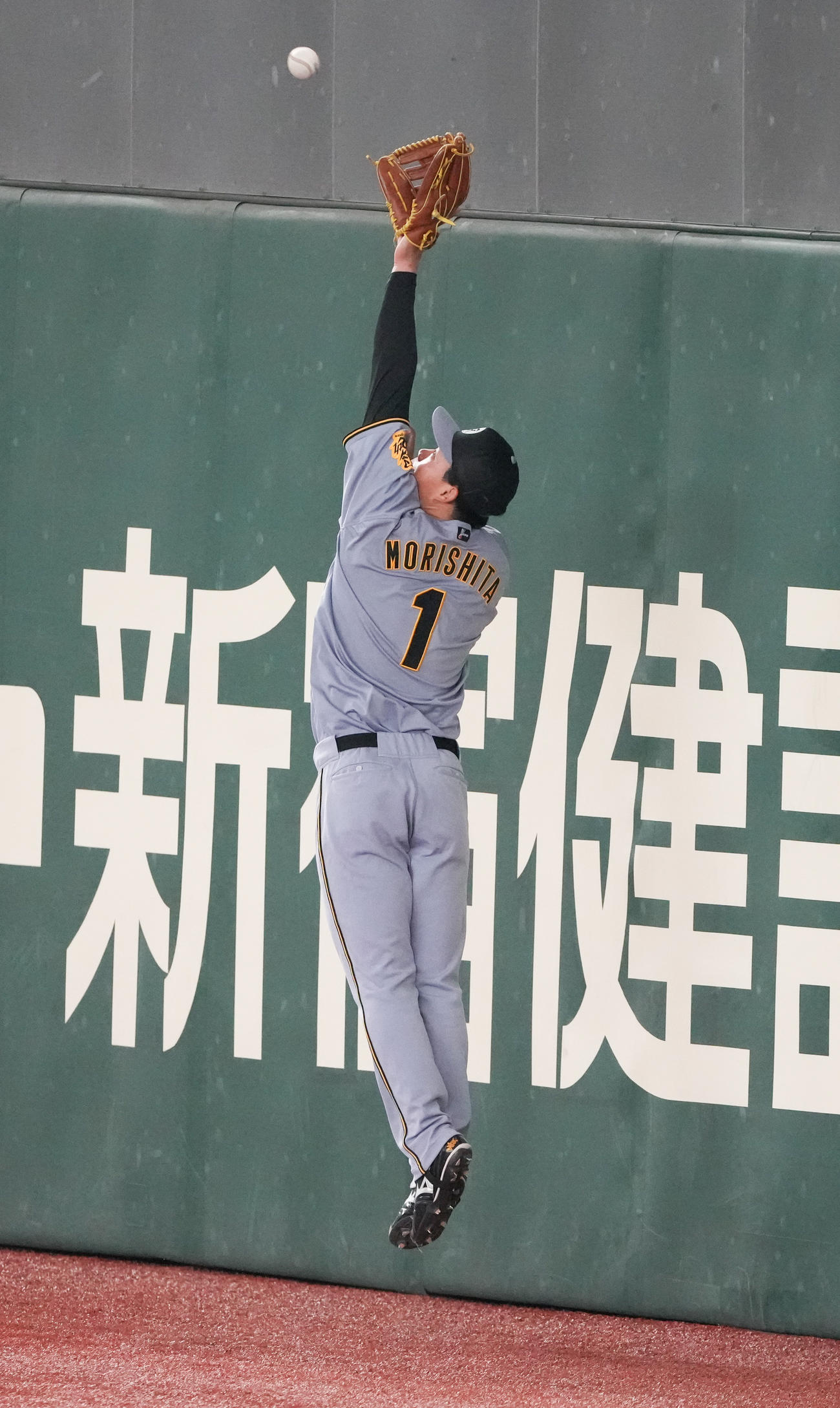 フェンス際で守備練習する阪神森下（撮影・鈴木みどり）