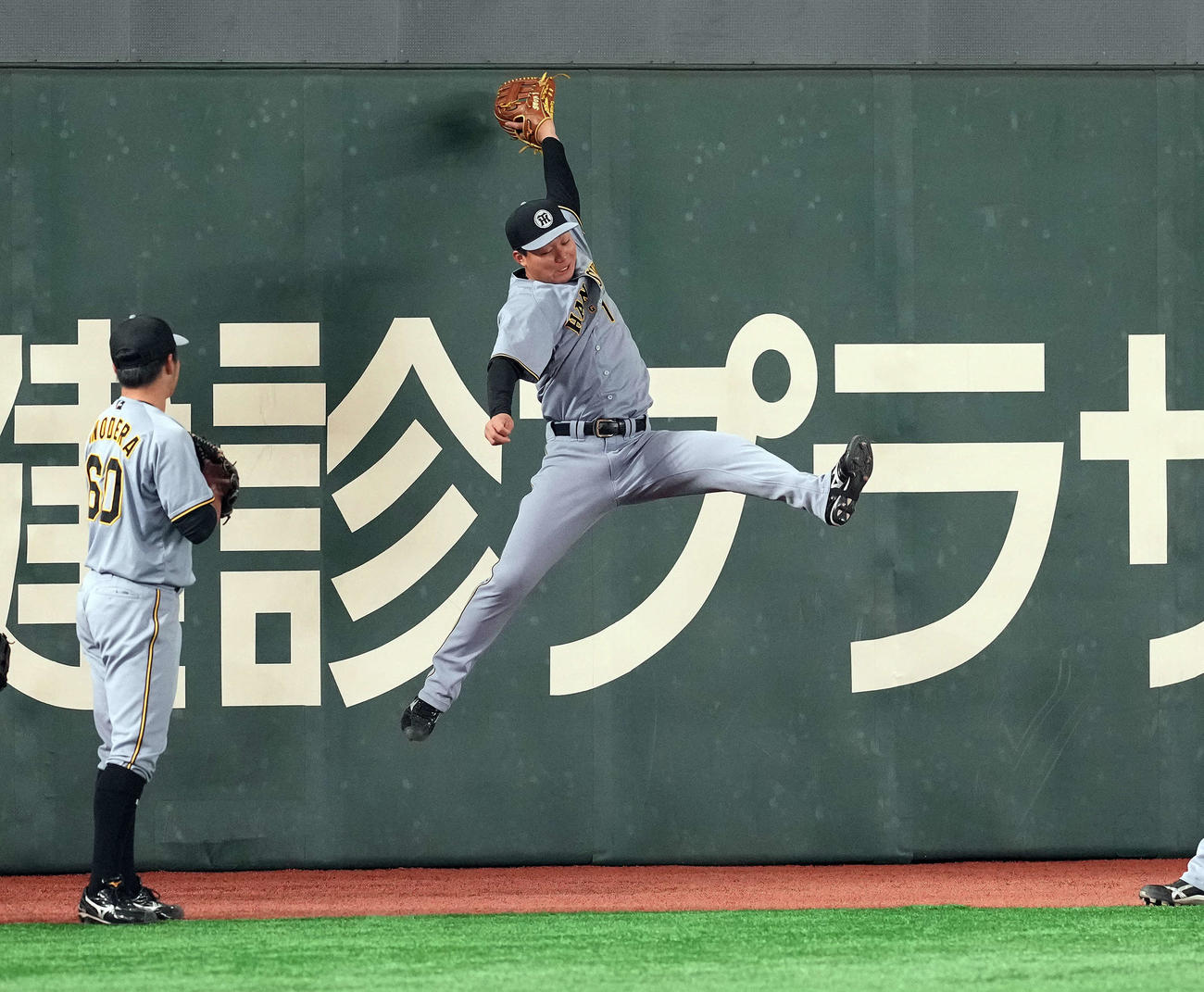 守備練習をする阪神森下（撮影・たえ見朱実）