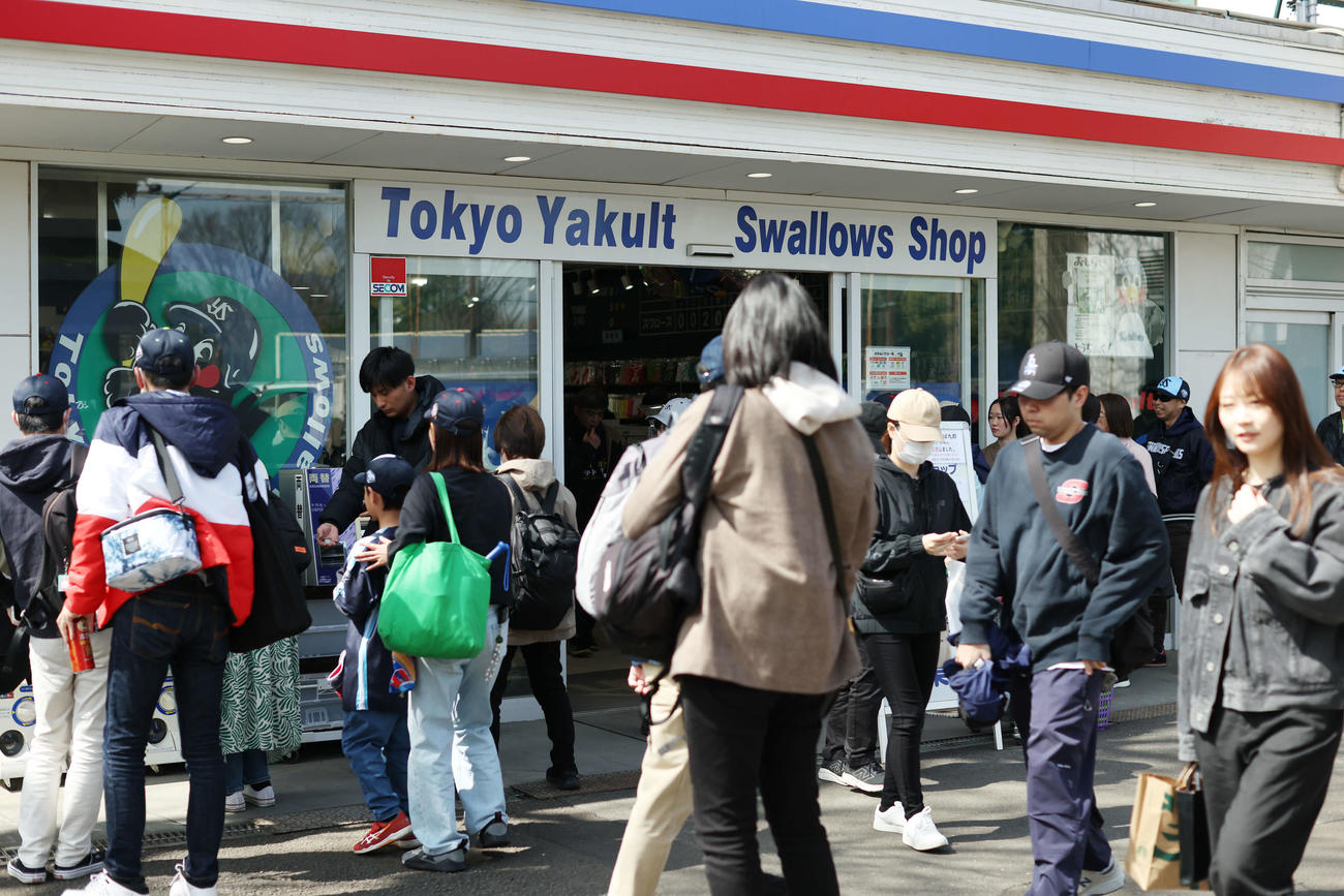 東京ヤクルトスワローズオフィシャルグッズショップつば九郎店の前を行き交うファン（撮影・河田真司）