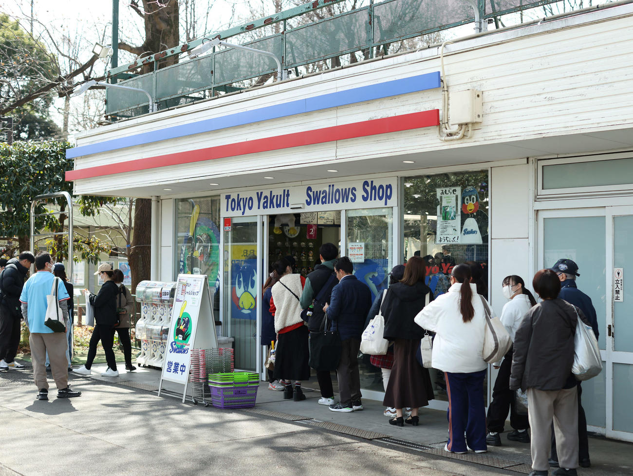 東京ヤクルトスワローズオフィシャルグッズショップつば九郎店で列をつくるファン（撮影・河田真司）