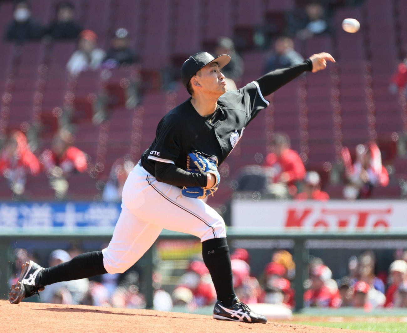 広島対ロッテ　ロッテ先発の小島（撮影・加藤孝規）