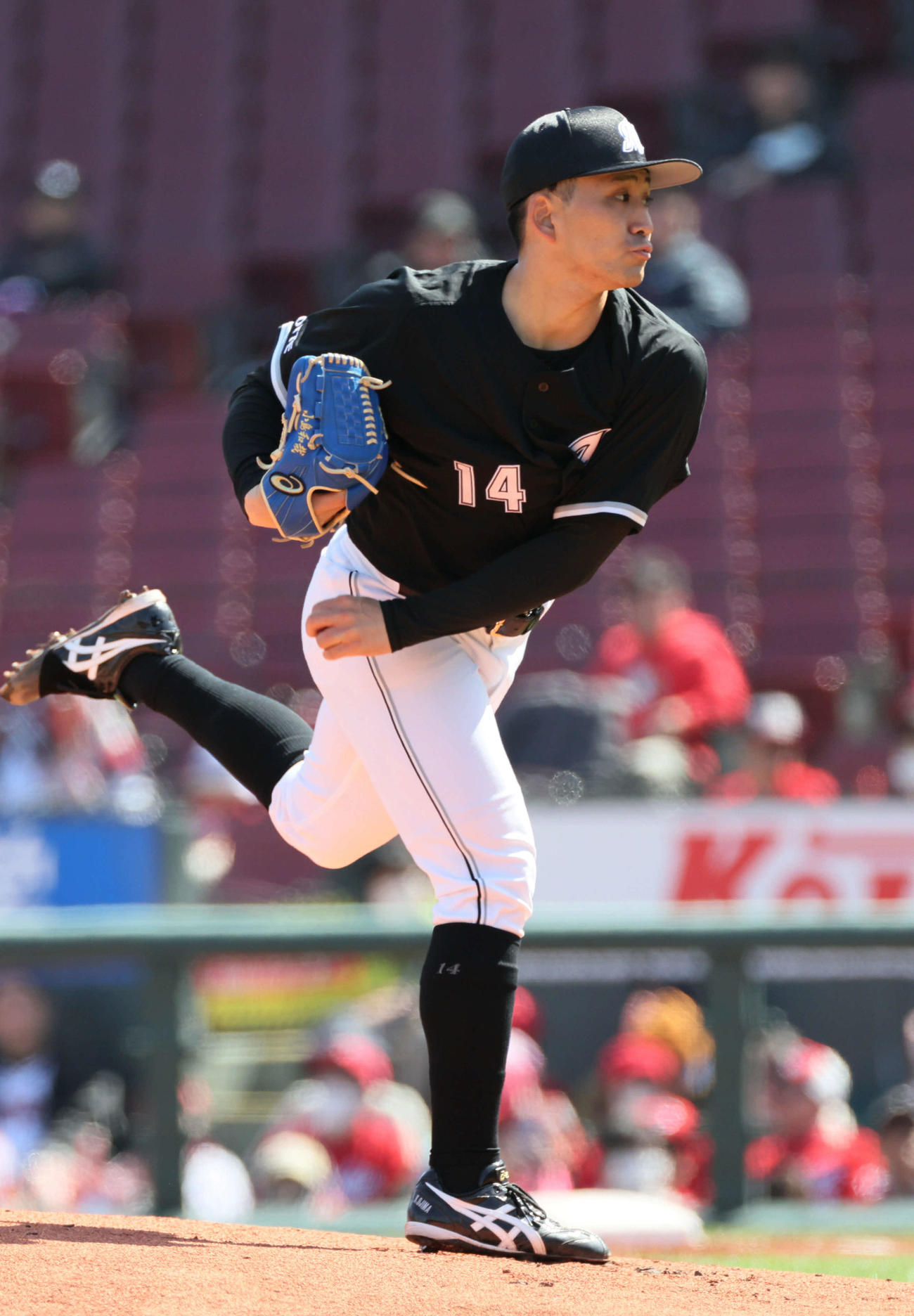 広島対ロッテ　ロッテ先発の小島（撮影・加藤孝規）