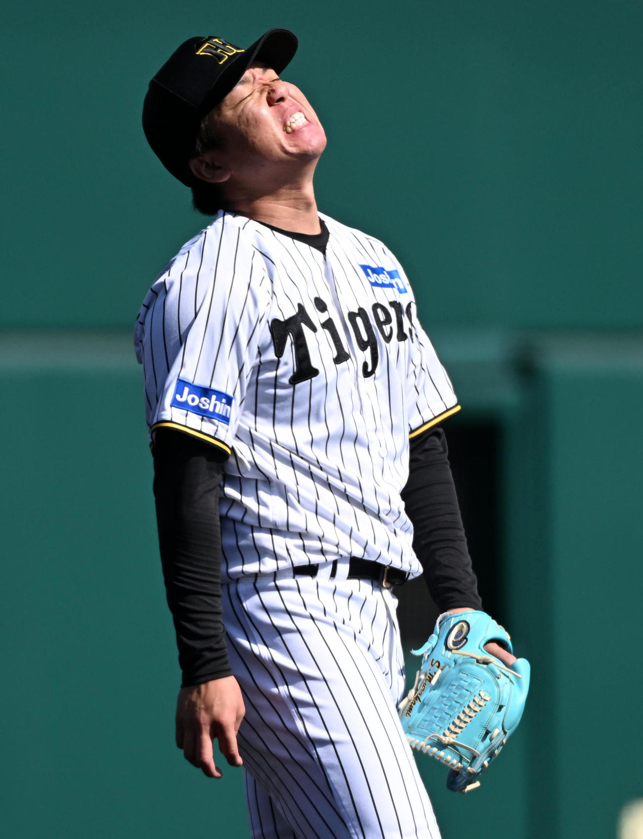 阪神対広島　5回表広島無死二塁、大盛の遊ゴロを捕球できず悔しがる阪神先発の村上（撮影・前岡正明）