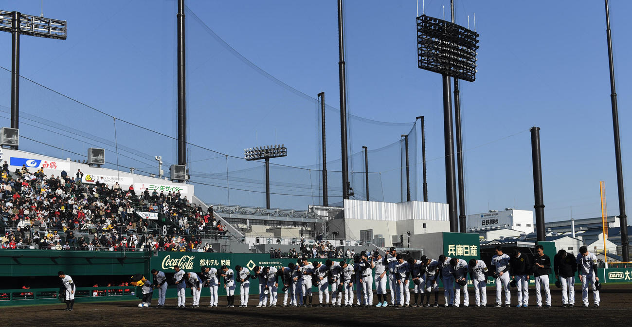 阪神対広島　試合後、ファンにあいさつする阪神ナインと首脳陣（撮影・前岡正明）