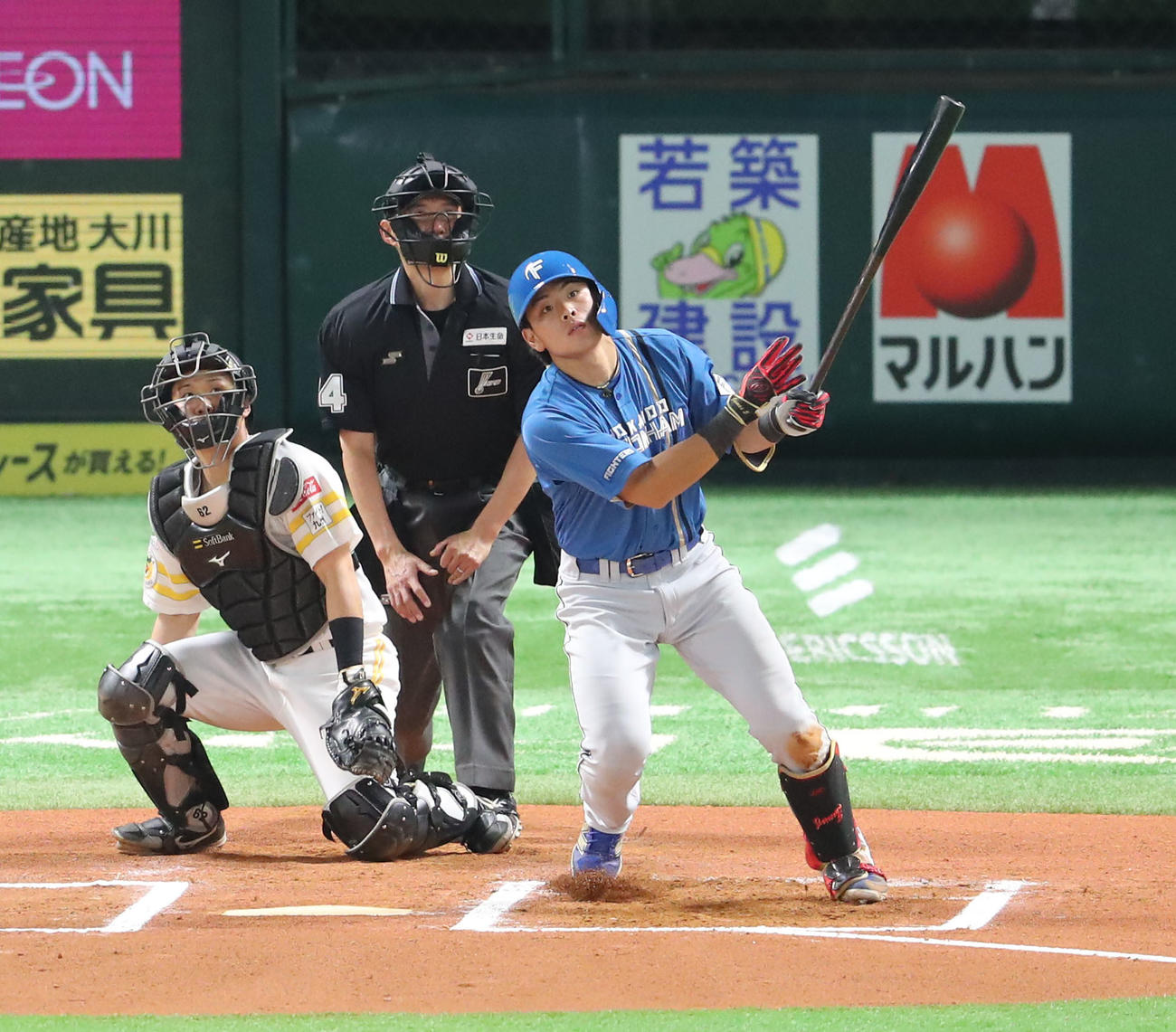 ソフトバンク対日本ハム　6回表日本ハム1死二塁、野村は左越えに適時二塁打を放つ（撮影・梅根麻紀）