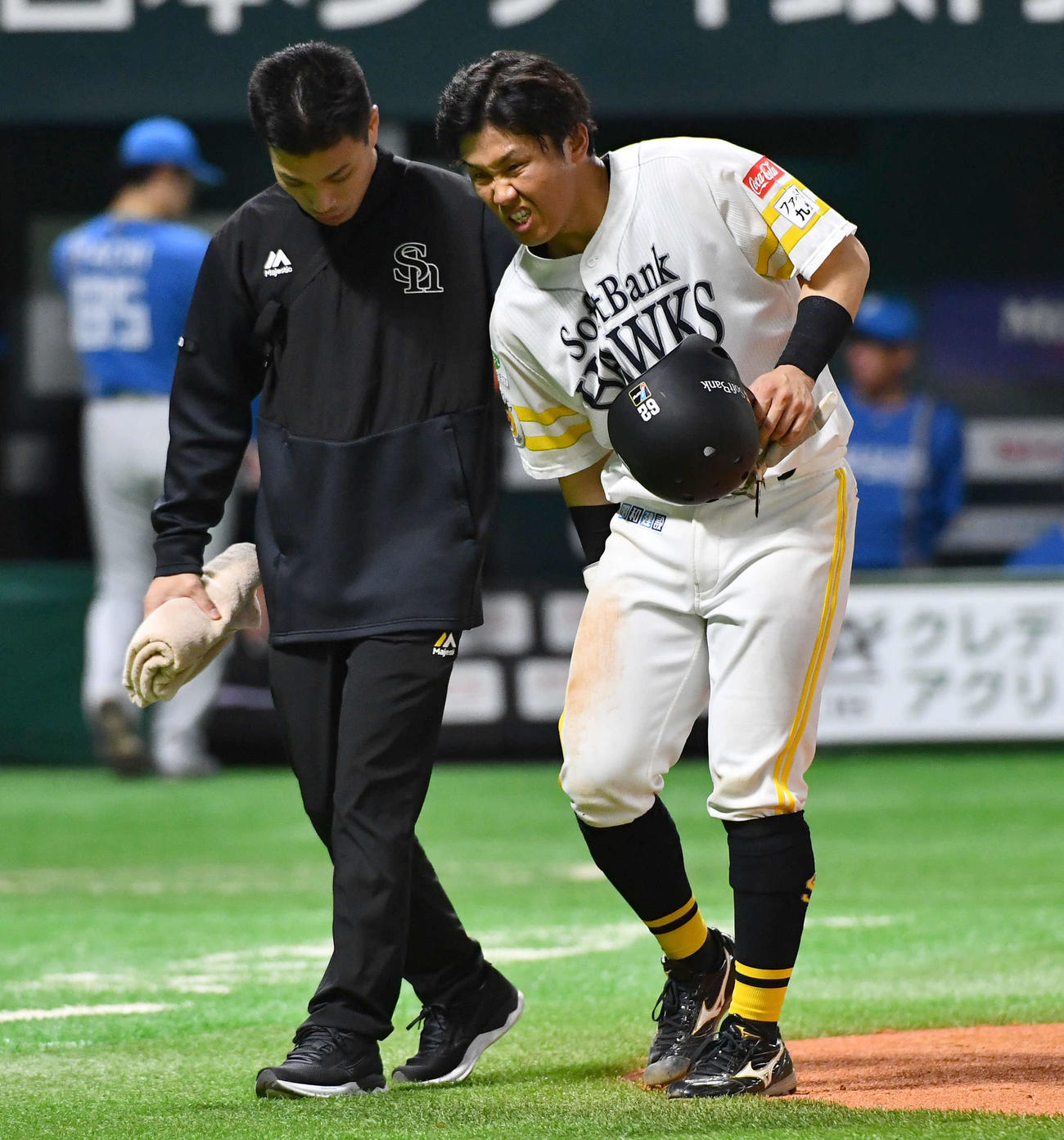 ソフトバンク対日本ハム　7回裏ソフトバンク1死一、二塁、牧原大の左前打の走塁中に足を痛め、トレーナーとベンチへ戻る海野（撮影・岩下翔太）