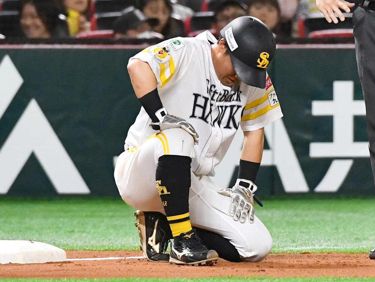ソフトバンク対日本ハム　7回裏ソフトバンク1死一、二塁、牧原大の左前安打の走塁中に足を痛め、膝をつく海野（撮影・岩下翔太）