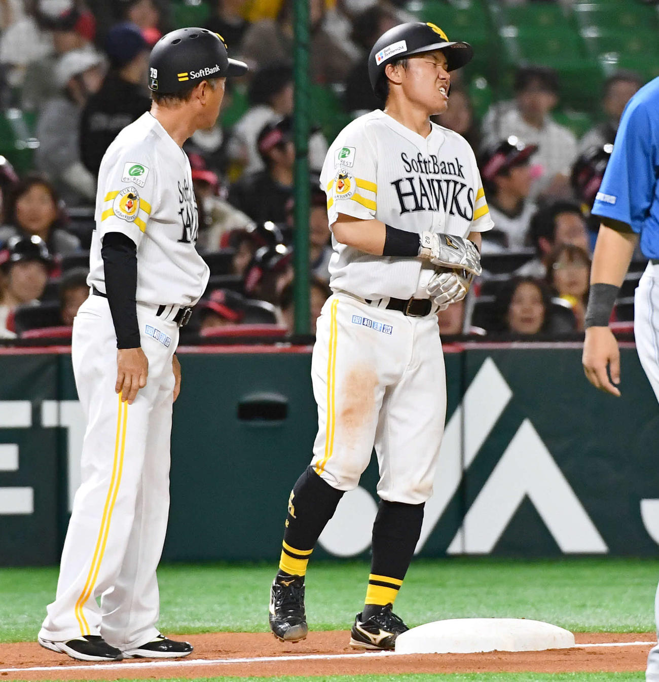 ソフトバンク対日本ハム　7回裏ソフトバンク1死一、二塁、牧原大の左前安打の走塁中に足を痛め、顔をゆがめる海野（撮影・岩下翔太）