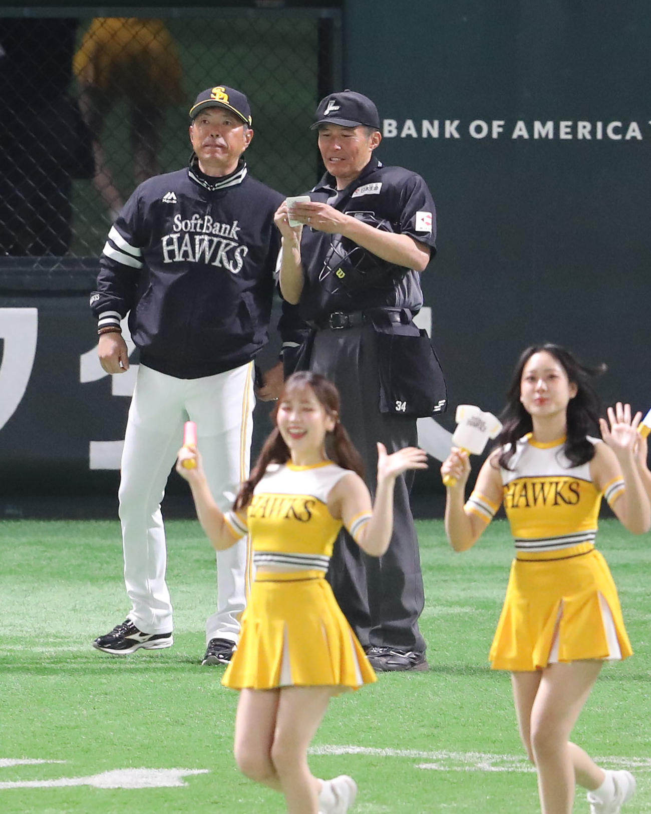 ソフトバンク対日本ハム　審判に選手交代を告げる小久保監督（撮影・梅根麻紀）