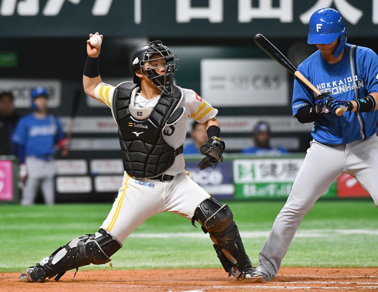 ソフトバンク対日本ハム　7回表日本ハム無死一塁、松本剛の盗塁を阻止する海野（撮影・岩下翔太）