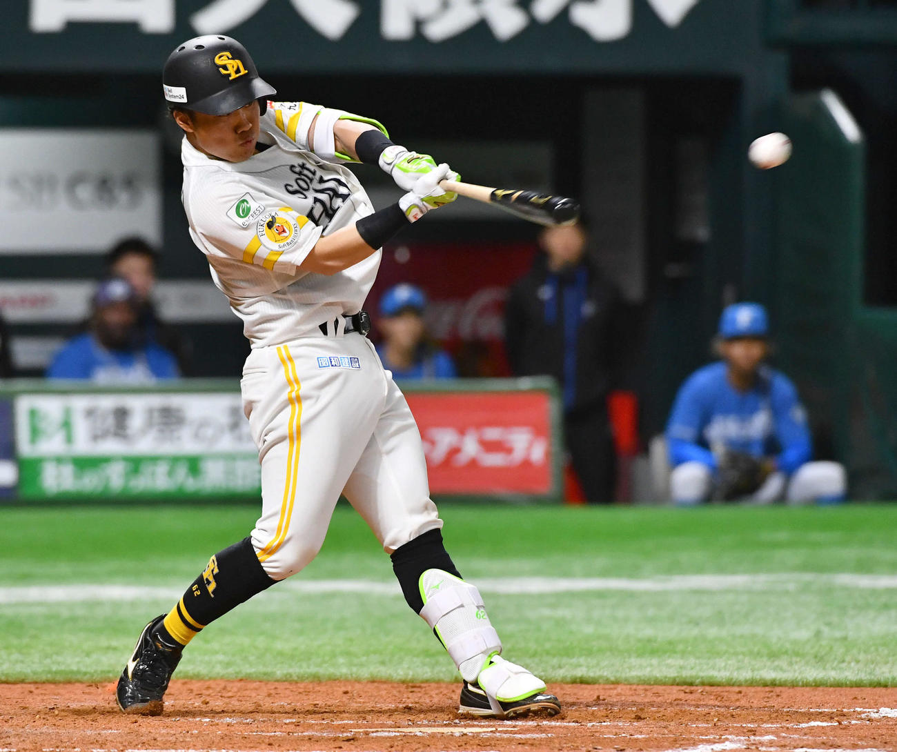 ソフトバンク対日本ハム　4回裏ソフトバンク1死二、三塁、海野は勝ち越し左犠飛を放つ（撮影・岩下翔太）