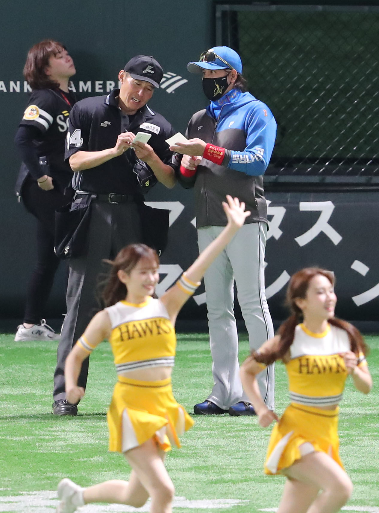 ソフトバンク対日本ハム　審判に選手交代を告げる新庄監督（撮影・梅根麻紀）