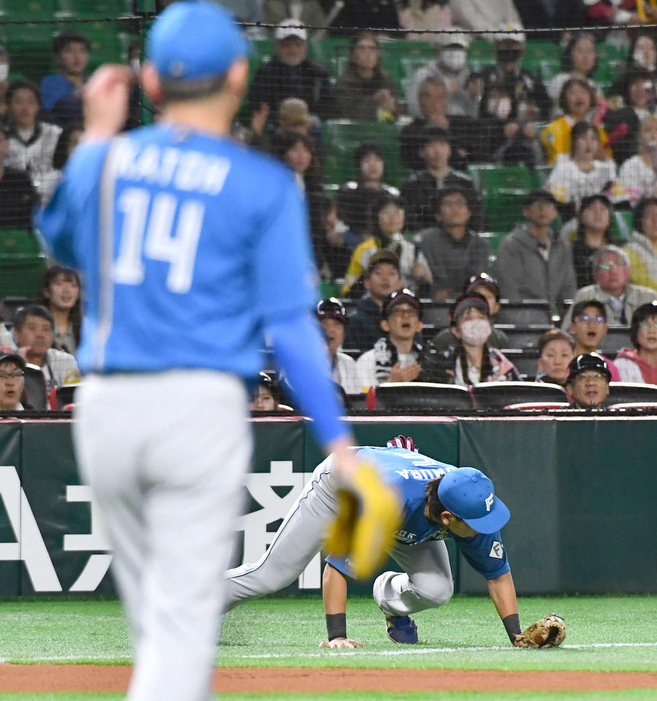 ソフトバンク対日本ハム　1回裏ソフトバンク2死一、二塁、正木の打球を後逸する野村（撮影・岩下翔太）