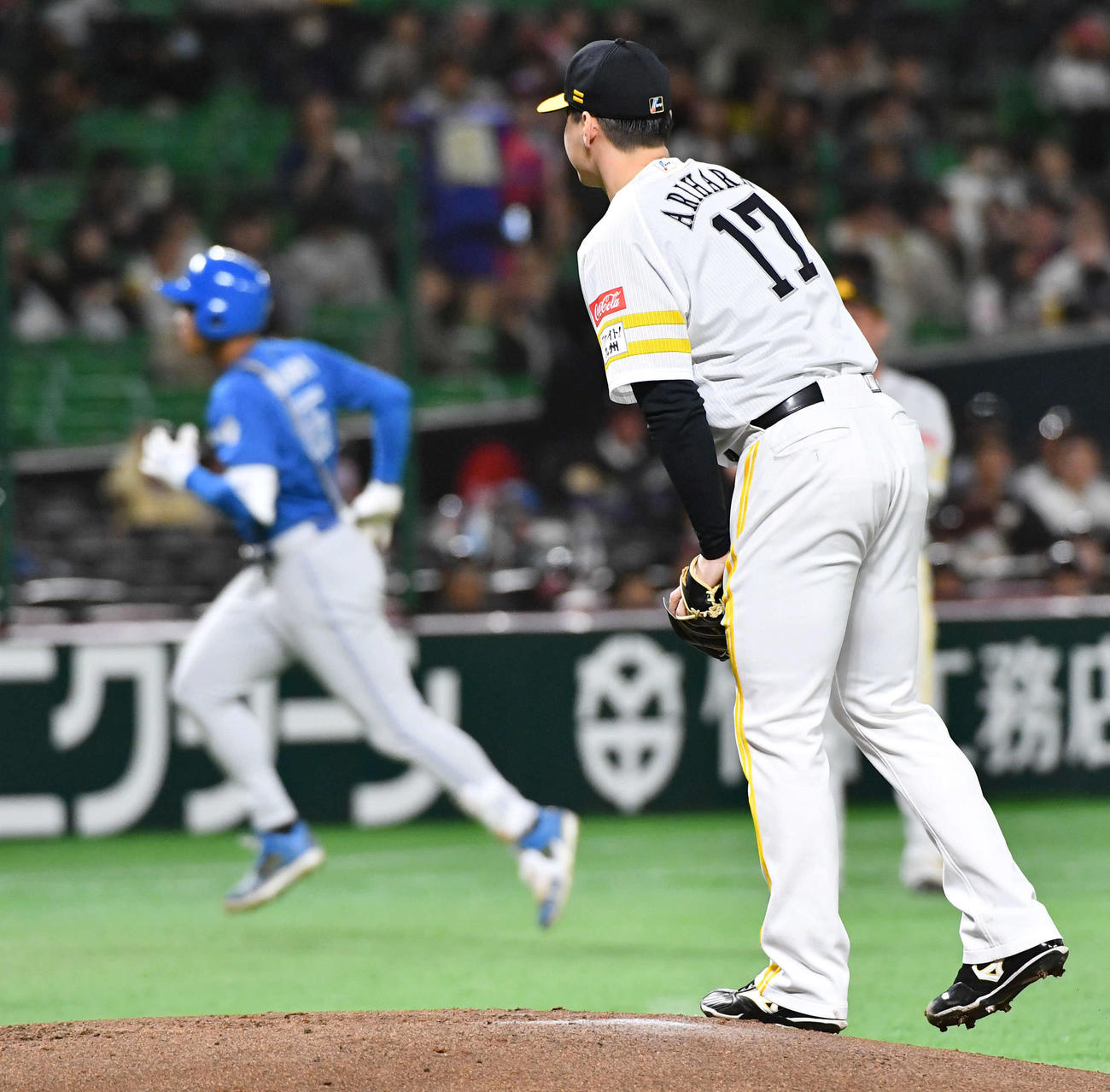 ソフトバンク対日本ハム　2回表日本ハム1死、万波（左）に同点左越え本塁打を打たれた有原（撮影・岩下翔太）