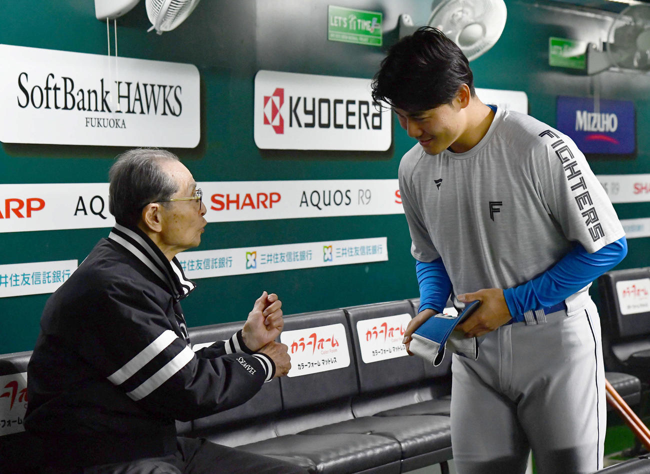 ソフトバンク対日本ハム　試合前、早実の先輩のソフトバンク王球団会長（左）と話す日本ハム清宮幸（撮影・岩下翔太）