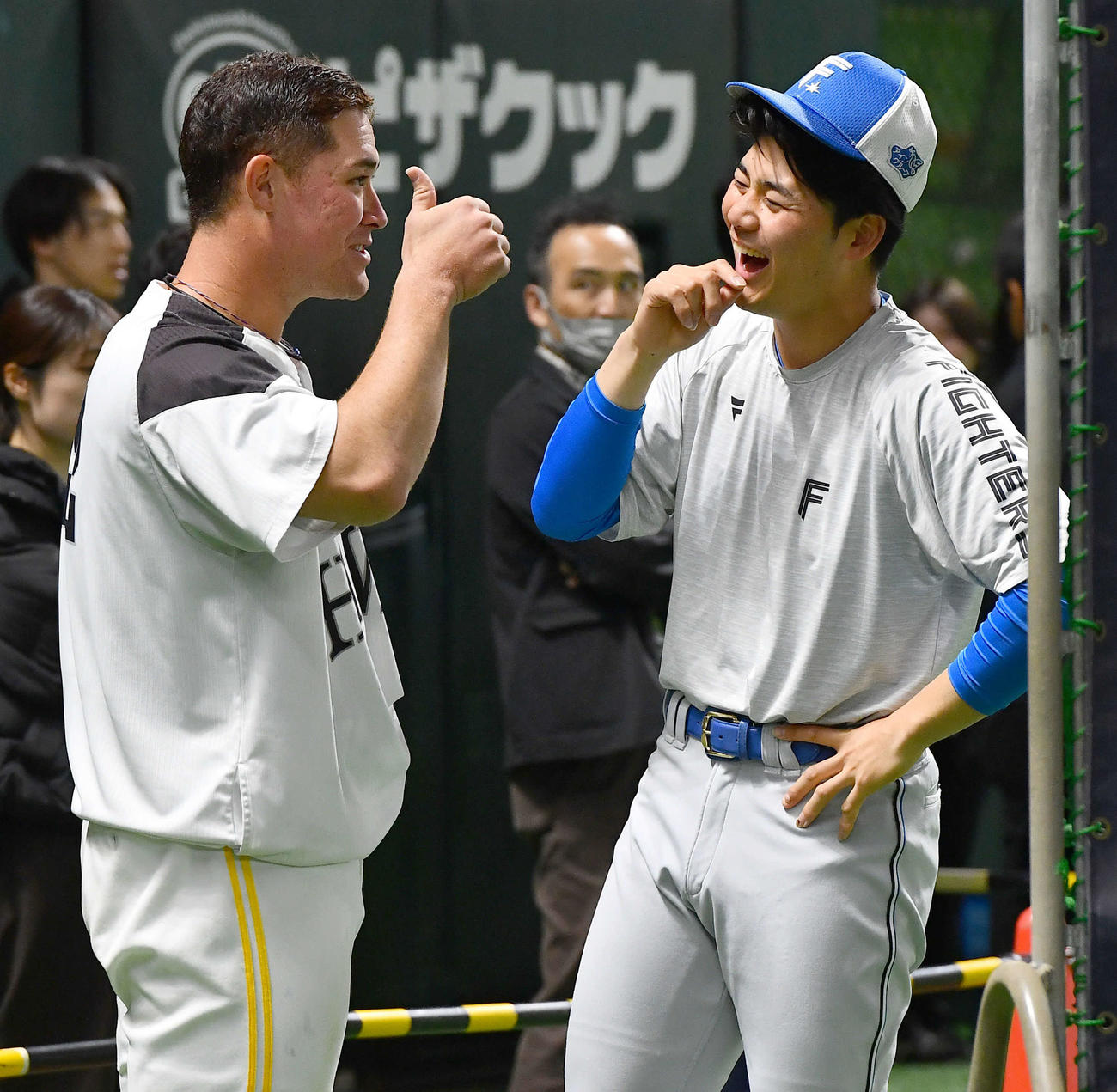 ソフトバンク対日本ハム　試合前、ソフトバンクのリチャード（左）と談笑する日本ハム清宮幸（撮影・岩下翔太）