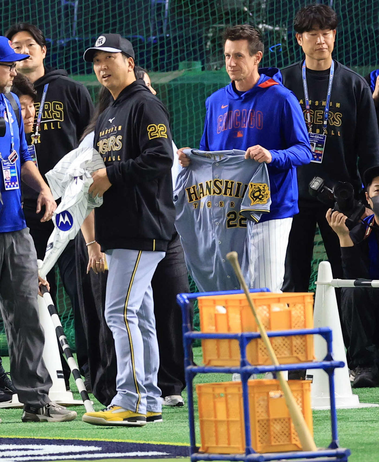 阪神対カブス　試合前練習中、ユニホームの交換をした阪神藤川監督（左）とカブスのカウンセル監督（撮影・浅見桂子）
