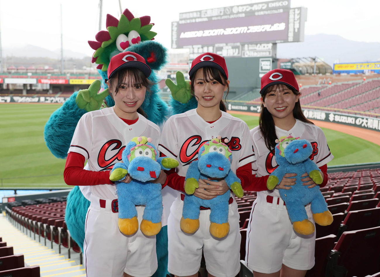 広島のホームランガールに選ばれた左から柏田光々美さん、高盛葵さん、坂本有希奈さん（撮影・加藤孝規）