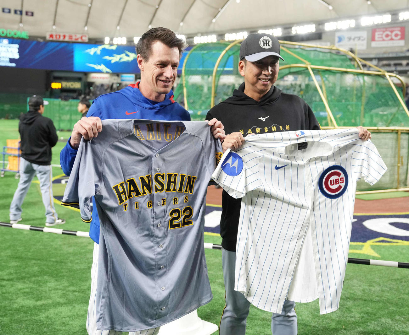 試合前のユニホーム交換に臨むカブスのカウンセル監督（左）と阪神藤川監督（撮影・小沢裕）