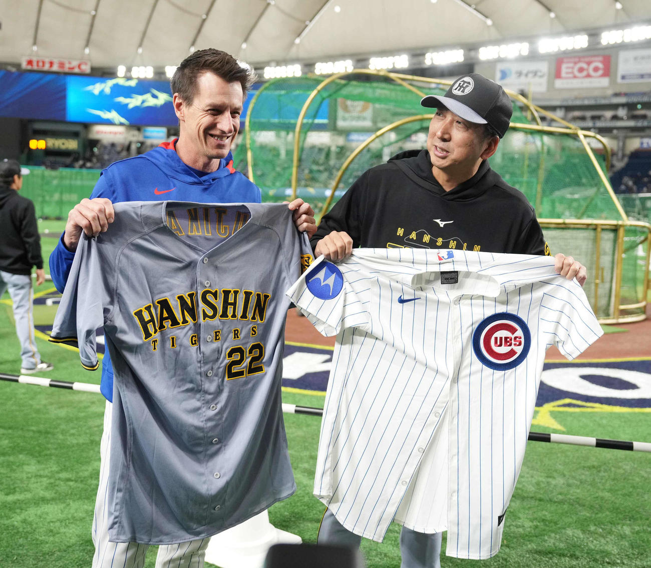 試合前のユニホーム交換に臨むカブスのカウンセル監督（左）と阪神藤川監督（撮影・小沢裕）