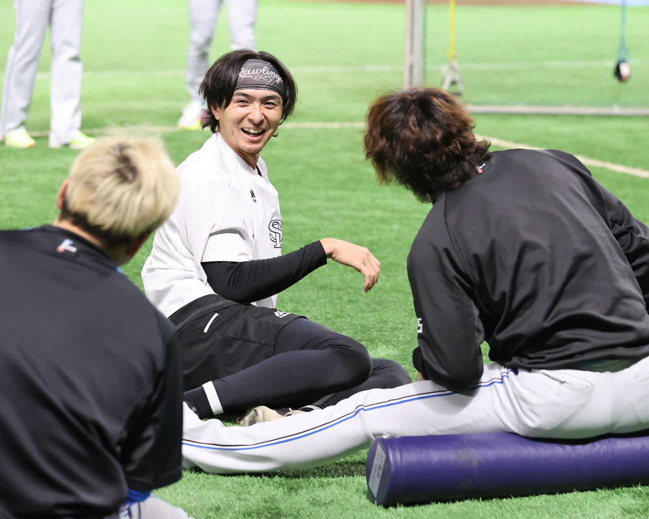 ソフトバンク対日本ハム　練習を終えた上沢は日本ハムナインにあいさつ（撮影・梅根麻紀）
