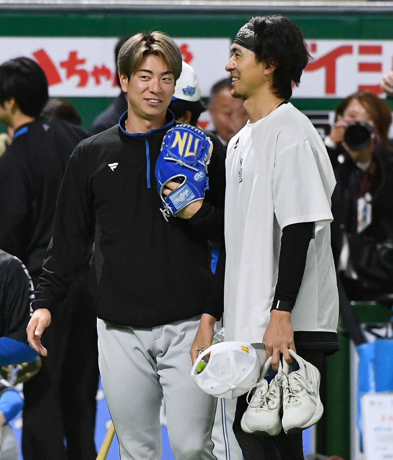 ソフトバンク対日本ハム　試合前、日本ハム松本剛（左）と話すソフトバンク上沢（撮影・岩下翔太）