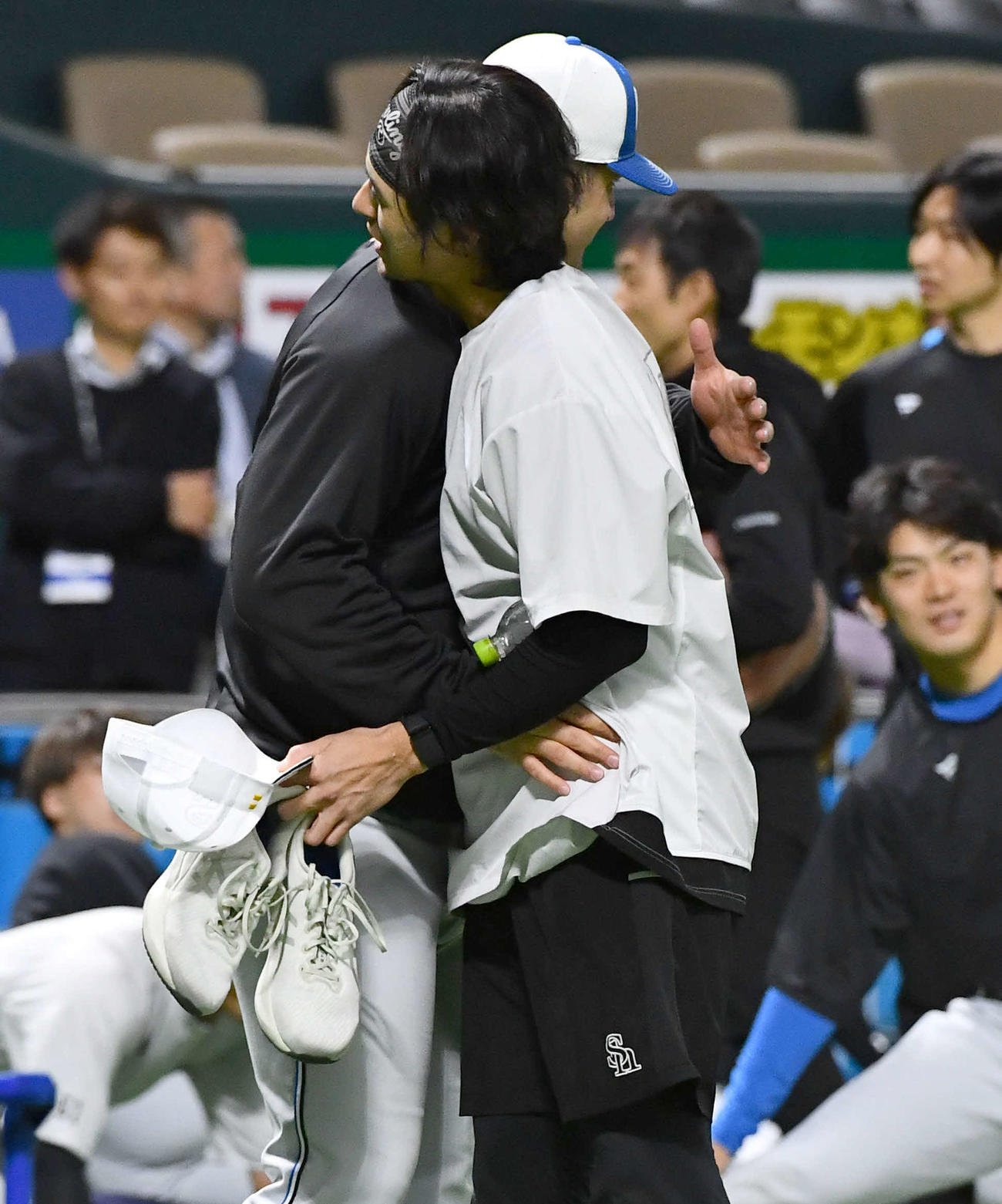 ソフトバンク対日本ハム　試合前、日本ハムのマルティネス（左）と抱き合うソフトバンク上沢（撮影・岩下翔太）