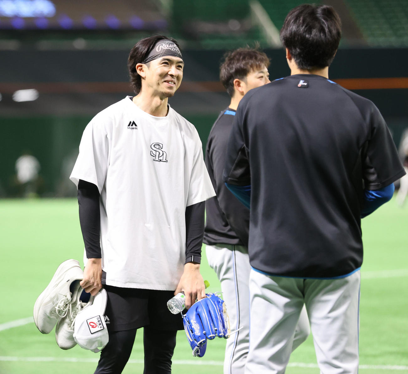 ソフトバンク対日本ハム　練習を終えた上沢は日本ハムナインにあいさつ（撮影・梅根麻紀）