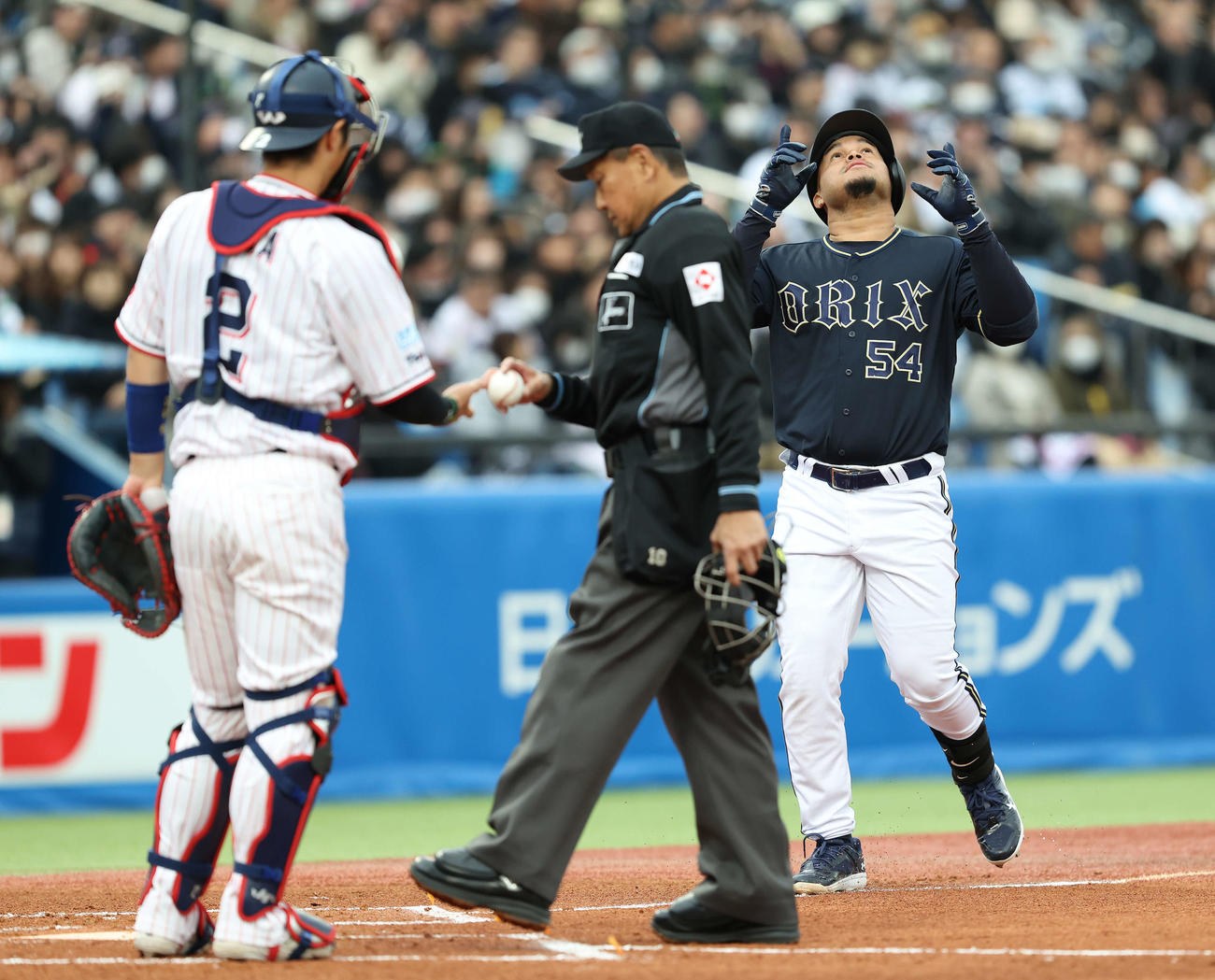 ヤクルト対オリックス　2回表オリックス無死、左越え先制ソロ本塁打で生還するディアス（撮影・河田真司）