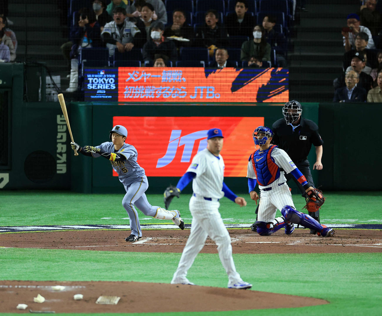 阪神対カブス　3回裏阪神2死三塁、近本は右越え先制適時二塁打を放つ。投手シルバー（撮影・浅見桂子）