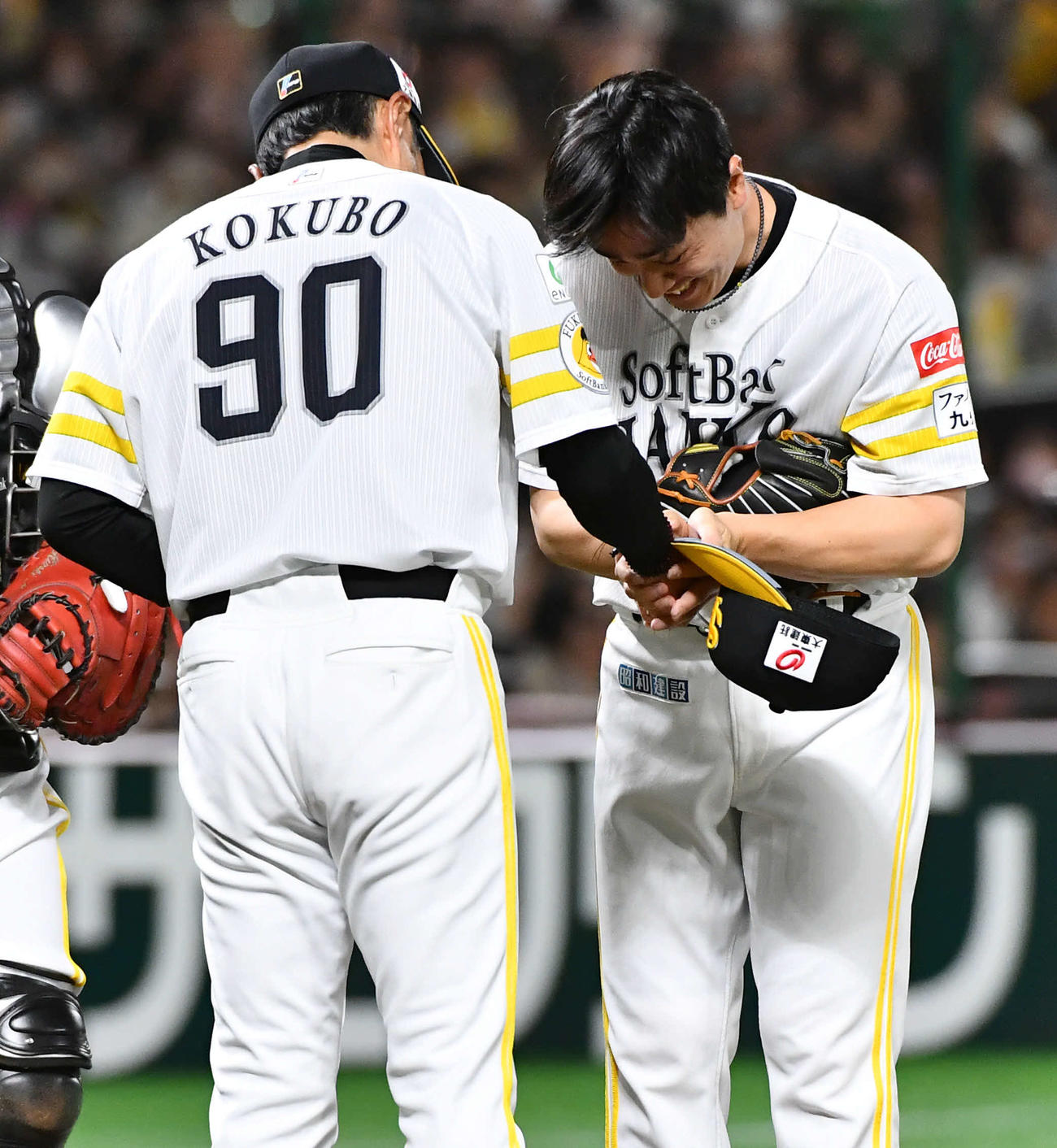 ソフトバンク対日本ハム　1回表日本ハム無死、引退登板で清宮幸を空振り三振に抑え、マウンドで小久保監督（左）と握手を交わす和田（撮影・岩下翔太）