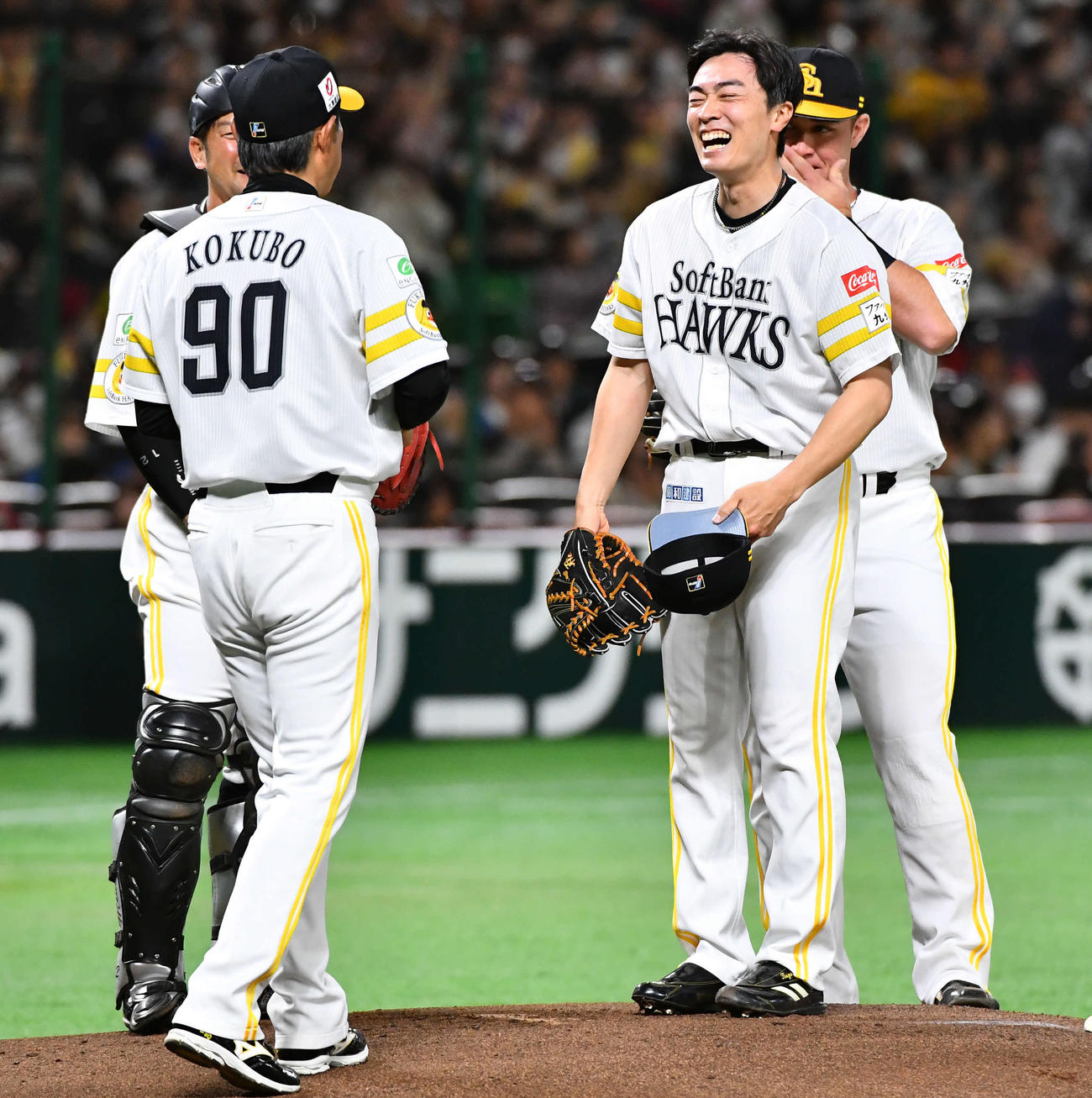 ソフトバンク対日本ハム　1回表日本ハム無死、引退登板で清宮幸を空振り三振に抑え、マウンドで笑顔を見せる和田（撮影・岩下翔太）