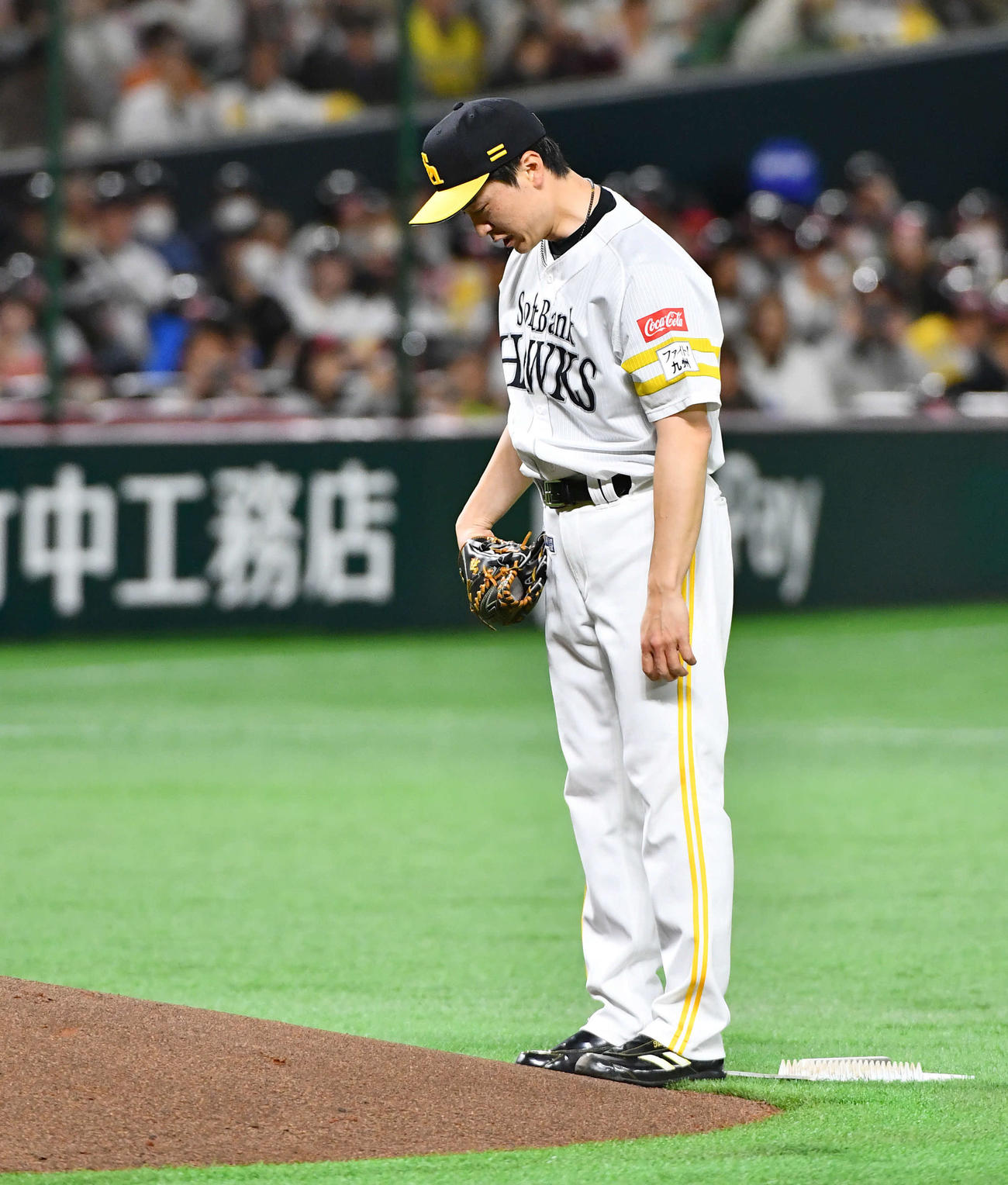 ソフトバンク対日本ハム　1回表日本ハム無死、引退登板でルーティンの大きく息をはく和田（撮影・岩下翔太）