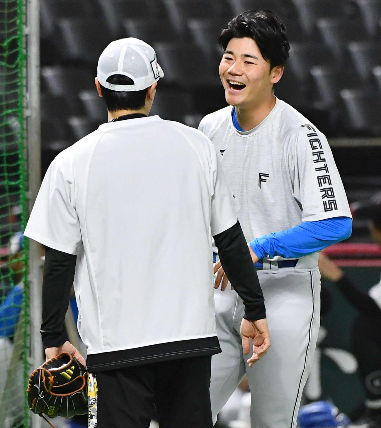 ソフトバンク対日本ハム　試合前、引退登板を行うソフトバンク和田（左）と談笑する日本ハム清宮幸（撮影・岩下翔太）