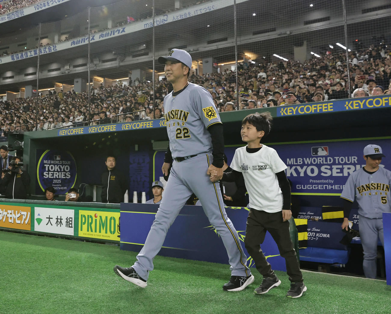 プレシーズンゲーム　阪神対カブス　試合前セレモニーでグラウンドに登場する阪神藤川球児監督（代表撮影）＝2025年3月15日　読売8