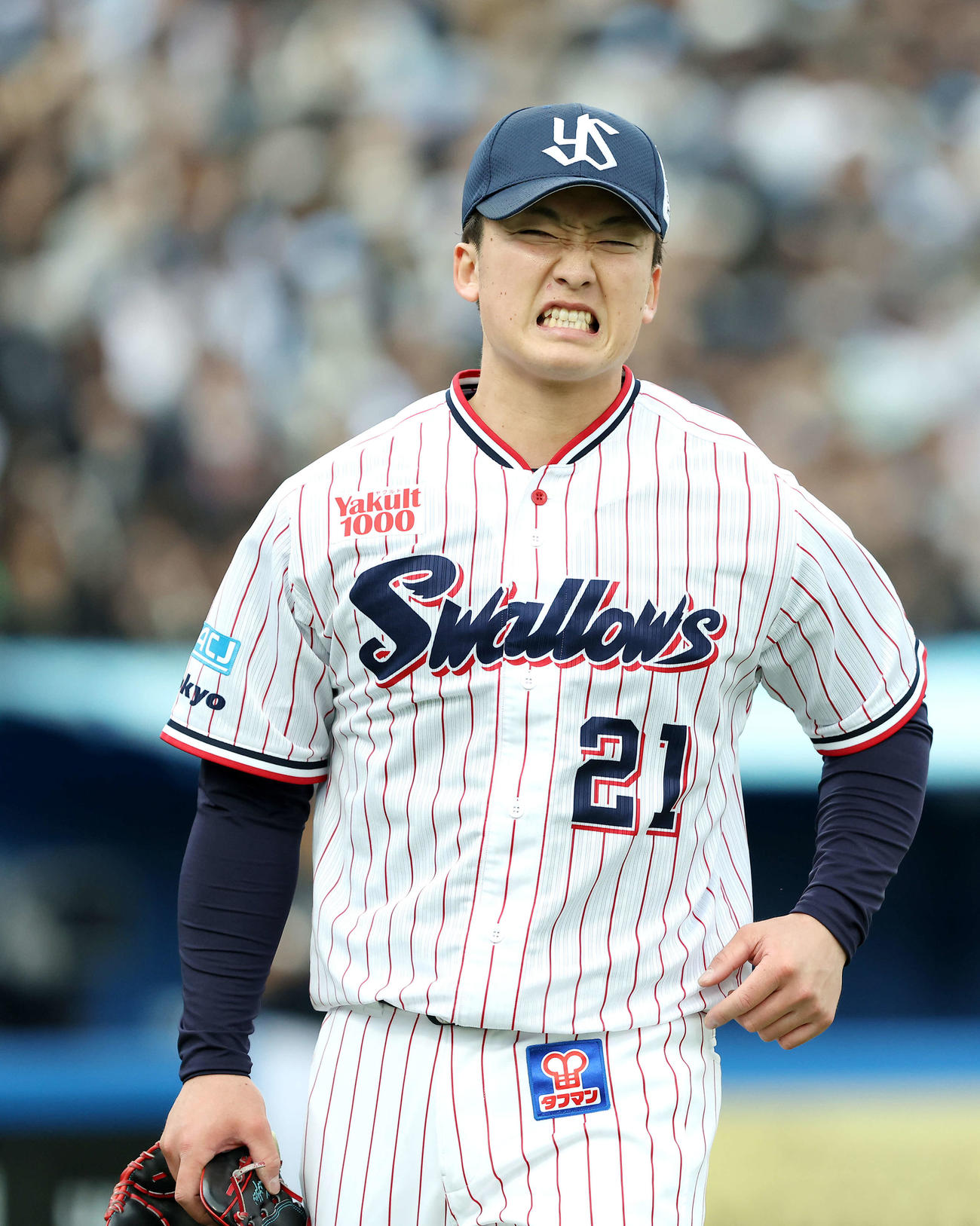 ヤクルト対オリックス　2回表に先制を許し、険しい表情でベンチに戻る吉村（撮影・河田真司）