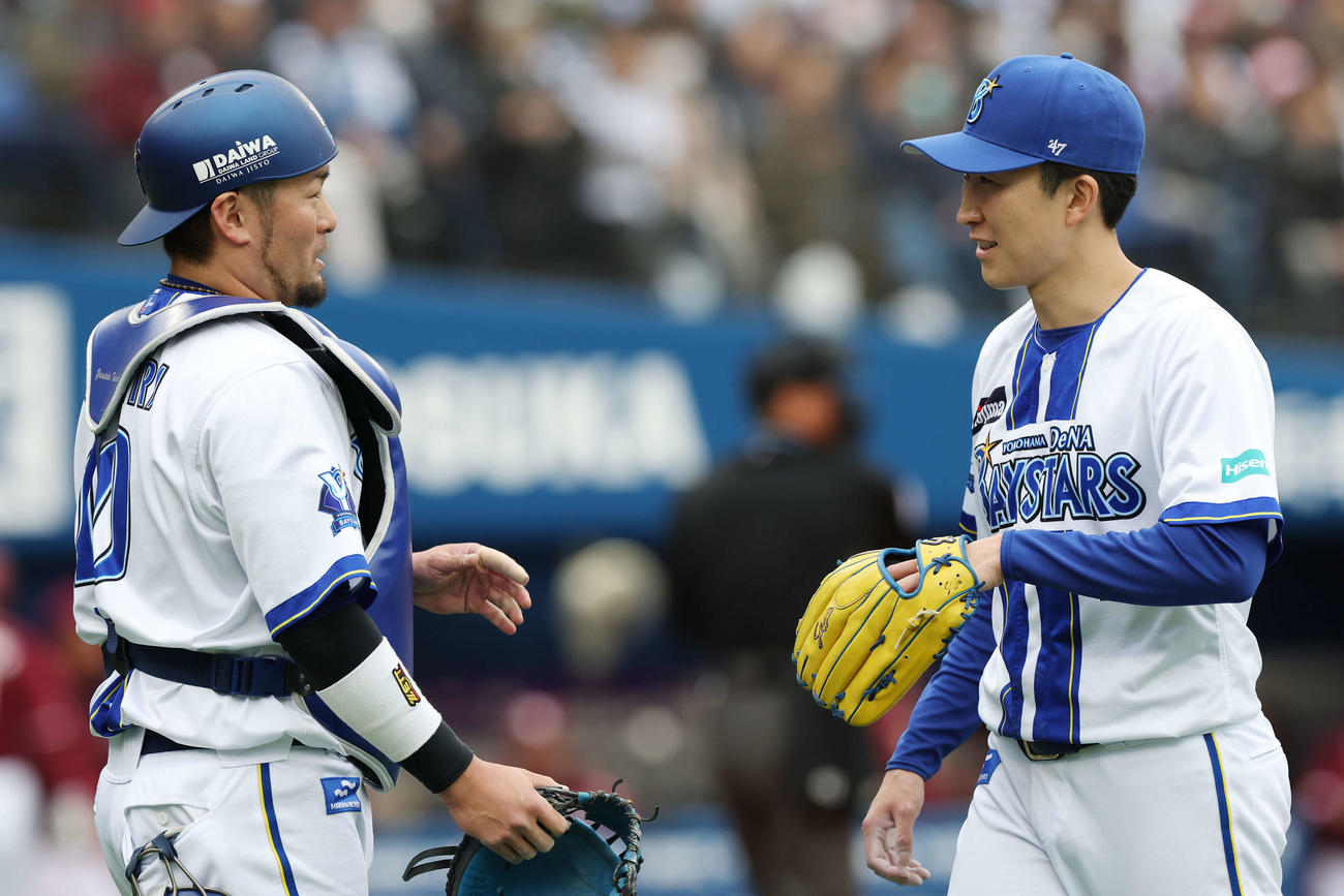 DeNA対楽天　1回表を無失点に抑え言葉を交わすDeNA戸柱（左）と大貫（撮影・宮地輝）