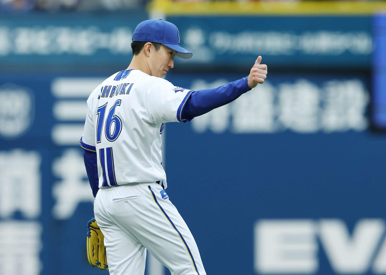 DeNA対楽天　4回表楽天無死、小深田を投ゴロに仕留めサムズアップする大貫（撮影・宮地輝）