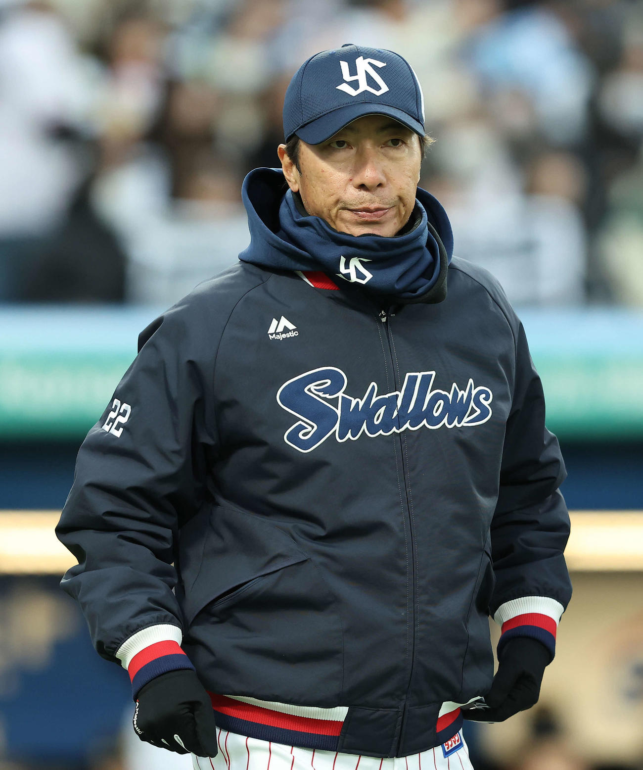 ヤクルト対オリックス　6回裏を終え、選手交代を告げる高津監督（撮影・河田真司）