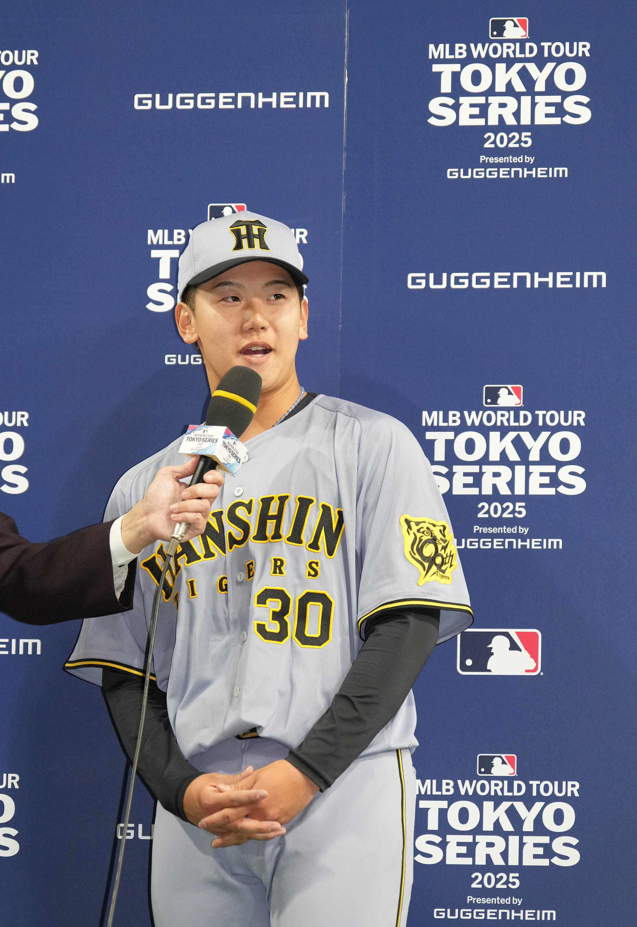 阪神対カブス　ヒーローインタビューで笑顔を見せる阪神先発の門別（撮影・小沢裕）