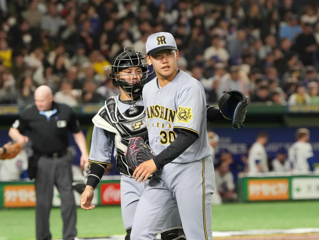 阪神対カブス　阪神先発の門別（右）はカブス打線を相手に5回をパーフェクトに抑え梅野からねぎらわれる（撮影・小沢裕）