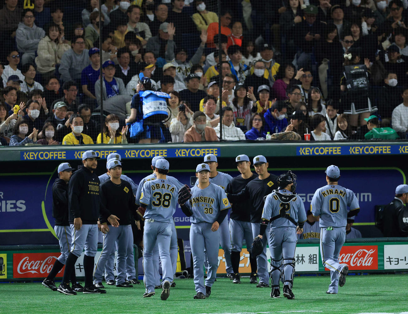 阪神対カブス　5回完全でマウンドを降りた阪神門別（中央）は笑顔でナインとハイタッチ（撮影・浅見桂子）