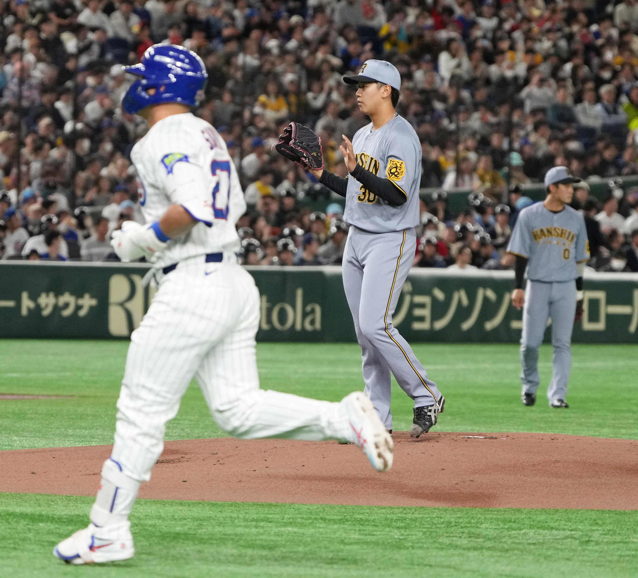阪神対カブス　1回表カブス1死、阪神先発の門別は鈴木（左）を中飛に仕留める（撮影・小沢裕）