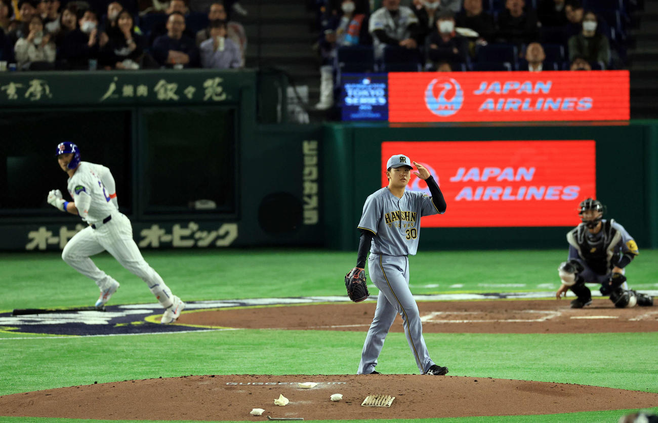 阪神対カブス　4回表カブス1死、鈴木を中飛に仕留めた門別（撮影・浅見桂子）